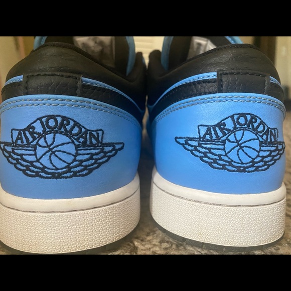 Jordan 1 Low University Blue/Black - Picture 3 of 5